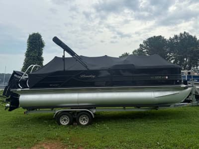 BOATZON | Bentley Pontoons Legacy 223 Swingback 2025