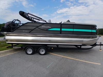 BOATZON | Bentley Pontoons Legacy 223 Swingback 2026