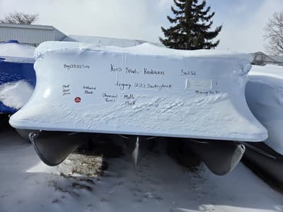 BOATZON | Bentley Pontoons Legacy 223 Swingback 2026