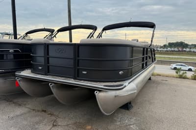 BOATZON | Bentley Pontoons Legacy 223 Swingback 2026