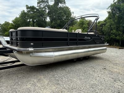 BOATZON | Bentley Pontoons Legacy 223 Swingback 2026