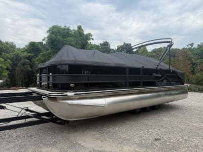 BOATZON | Bentley Pontoons Legacy 223 Swingback 2026