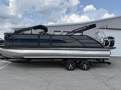 BOATZON | Bentley Pontoons Legacy 223 Swingback 2026