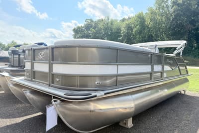 BOATZON | Bentley Pontoons Legacy 223 Swingback 2027