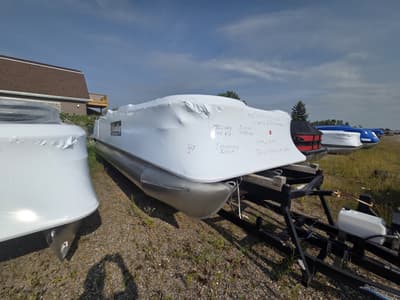 BOATZON | Bentley Pontoons Legacy 223 Swingback 2027