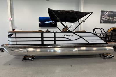 BOATZON | Bentley Pontoons Legacy 223 Swingback 2027