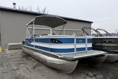 BOATZON | Bentley Pontoons Legacy 240 Navigator Ext 2026