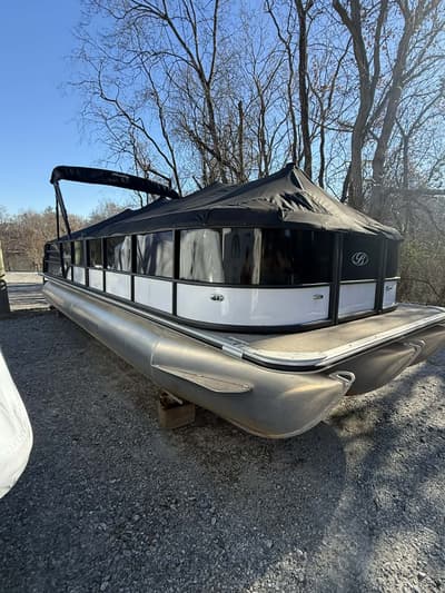 BOATZON | Bentley Pontoons Legacy 243 Swingback 2023