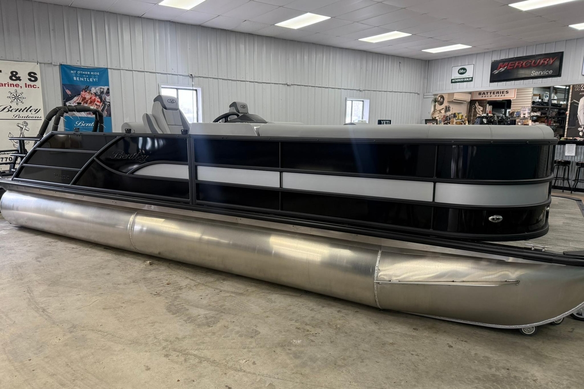 2026 Bentley Pontoons Legacy 243 Swingback - Sold Boat