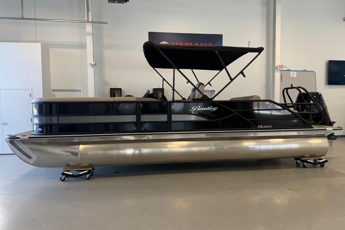 2026 Bentley Pontoons Legacy 243 Swingback - Sold Boat