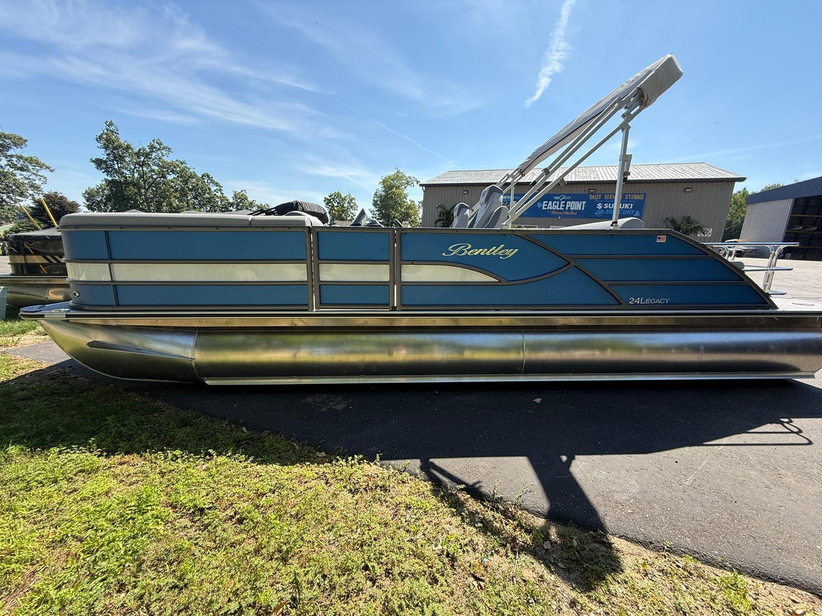 2026 Bentley Pontoons Legacy 243 Swingback DC EXT - Sold Boat