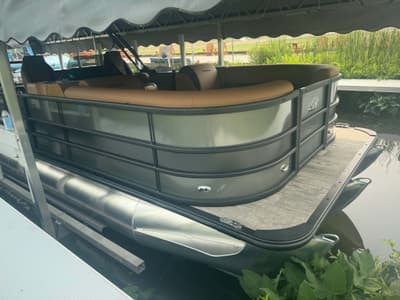 BOATZON | Bentley Pontoons Legacy 243 Swingback DEALER DEMO 2026