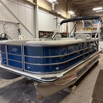 BOATZON | Bentley Pontoons Legacy Navigator 200 2026