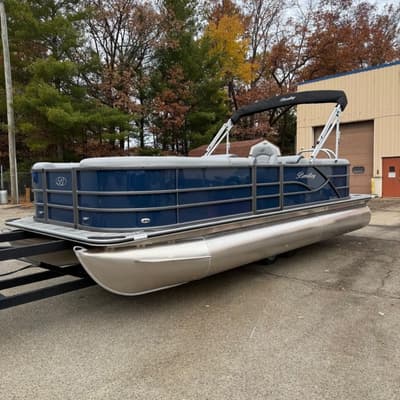 BOATZON | Bentley Pontoons Legacy Navigator 220 2026