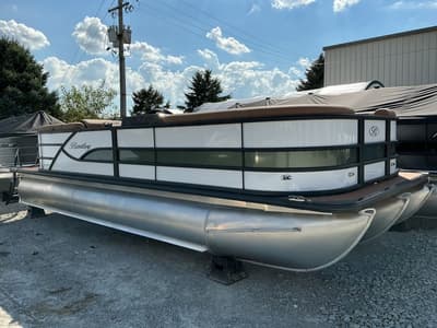BOATZON | Bentley Pontoons Legacy Navigator 223 XLP3 Chassis 2027
