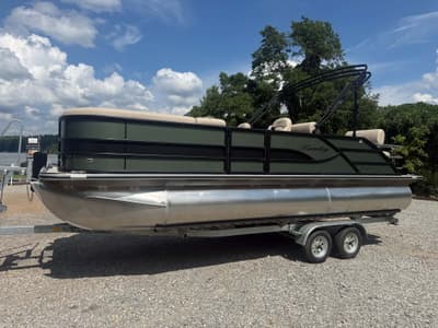 BOATZON | Bentley Pontoons Legacy Quad Swing Back 223 2026