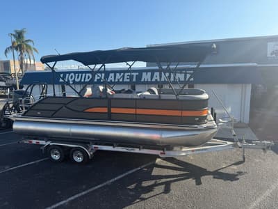 BOATZON | Bentley Pontoons Legacy Swing Back 223 2026