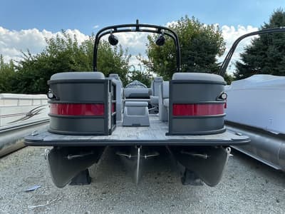 BOATZON | Bentley Pontoons Legacy Swingback 223 Dual Capt SPORT3 Chassis 2027