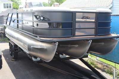 BOATZON | Bentley Pontoons Legacy Swingback 223 SPORT3 2026