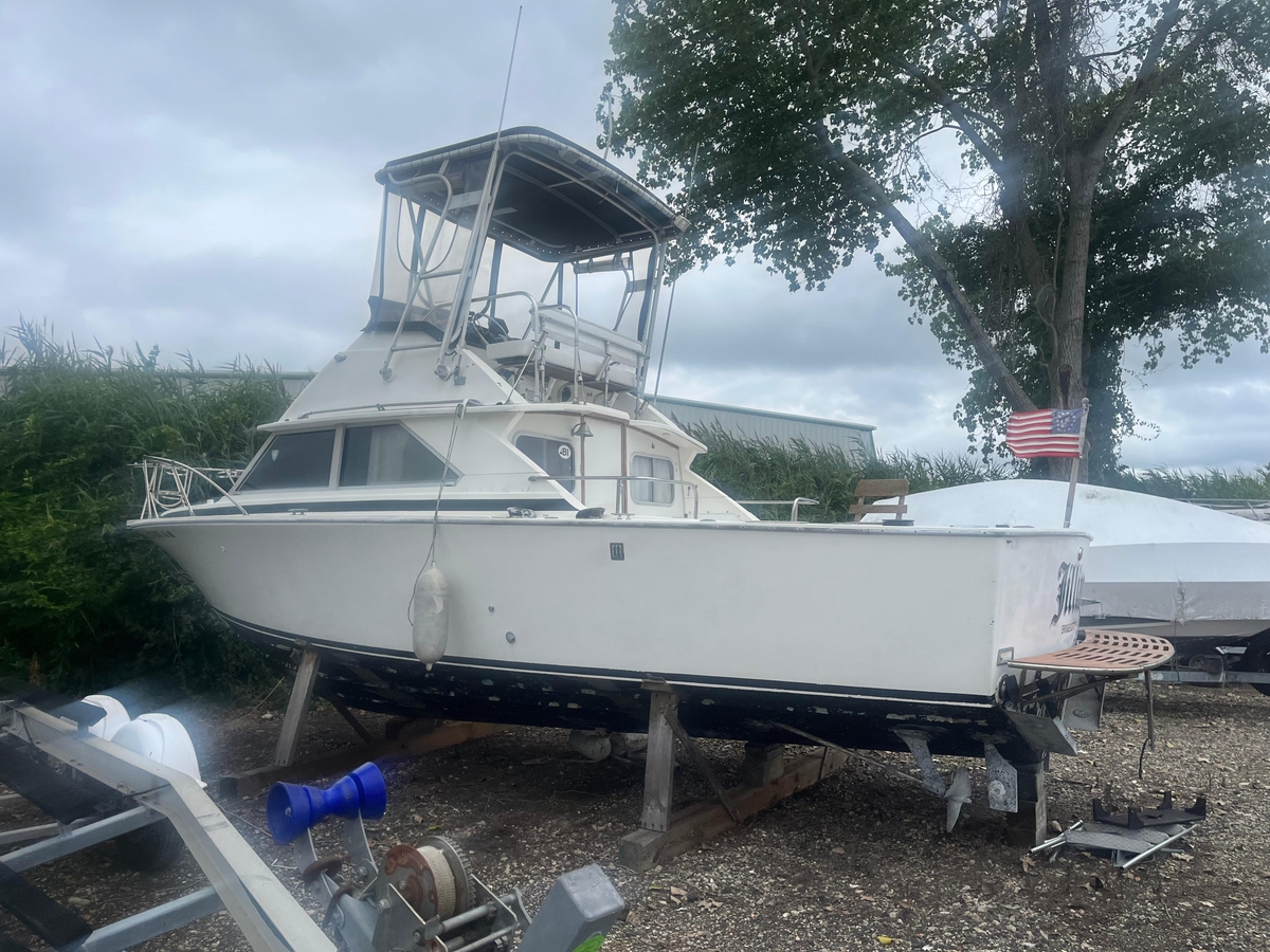 1973 Bertram 28 Flybridge Cruiser - Sold Boat