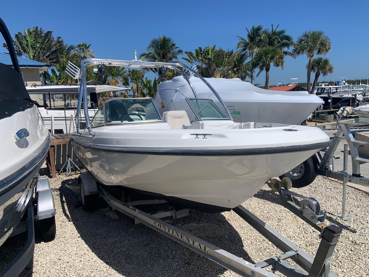 2000 Boston Whaler 18 Ventura Bowrider - Sold Boat