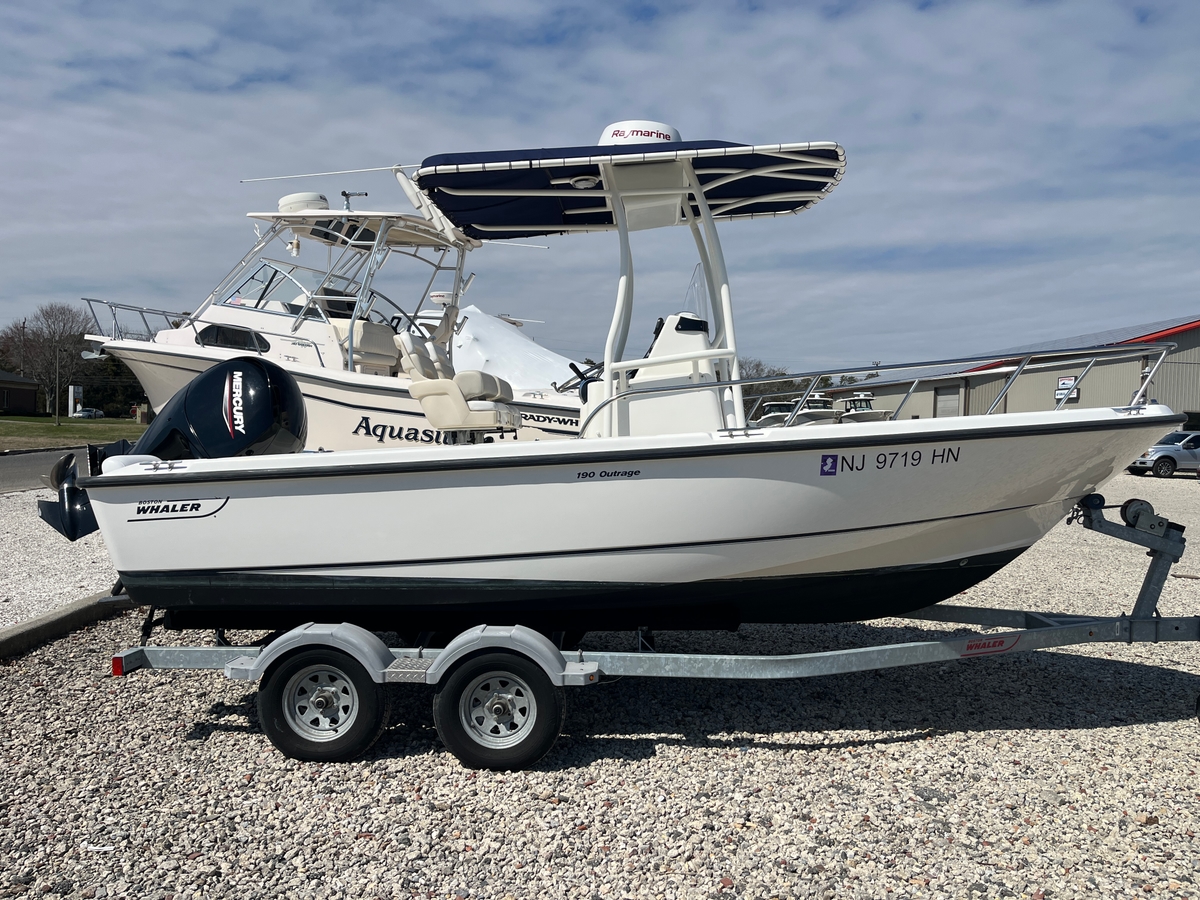 2021 Boston Whaler 190 OUTRAGE - Sold Boat