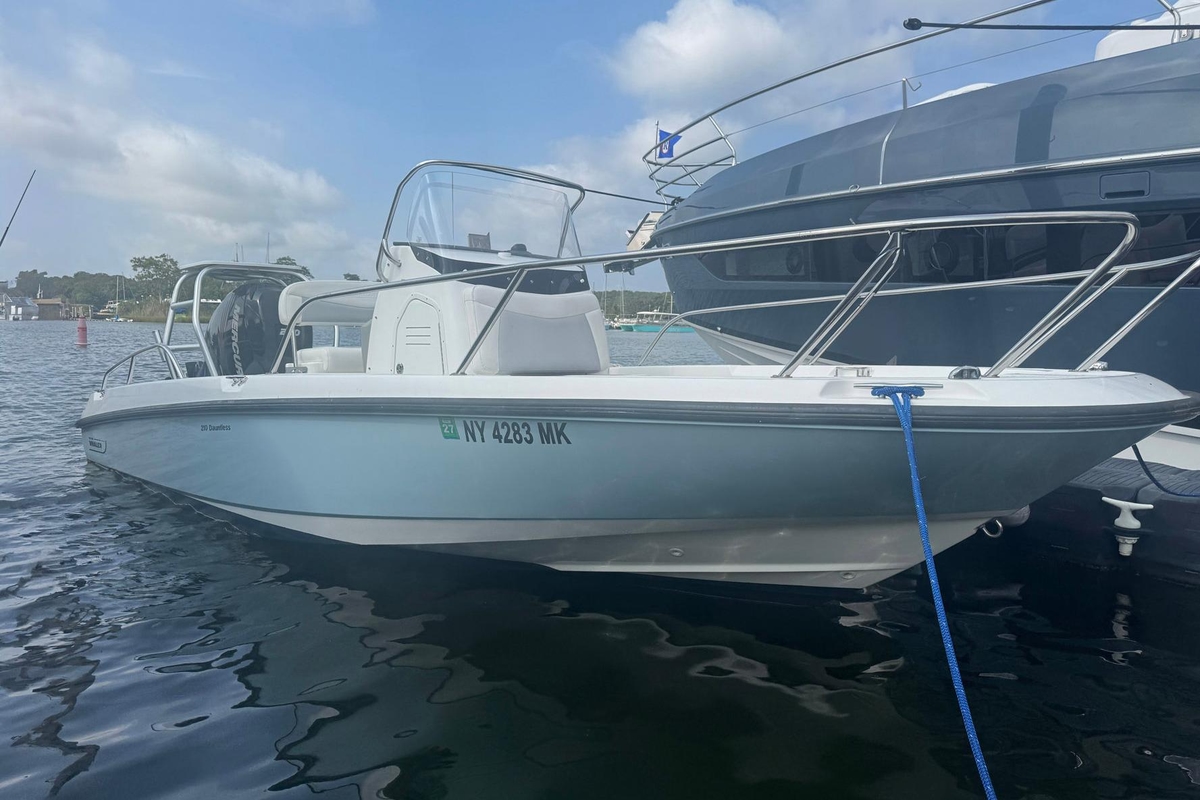 2015 Boston Whaler 210 Dauntless - Sold Boat