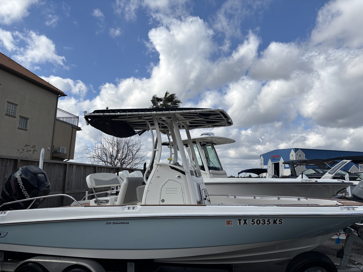 2016 Boston Whaler 210 DAUNTLESS - Sold Boat
