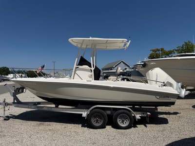 BOATZON | Boston Whaler 210 DAUNTLESS 2020