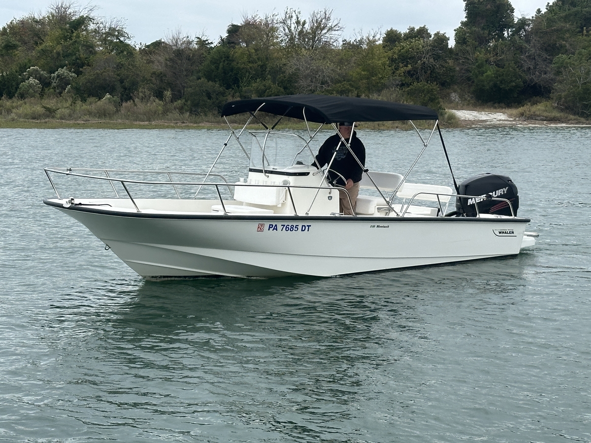 2018 Boston Whaler 210 MONTAUK - Sold Boat