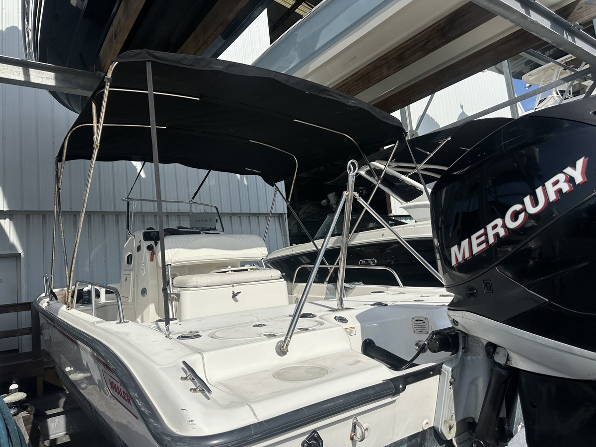 2005 Boston Whaler 220 DAUNTLESS - Sold Boat