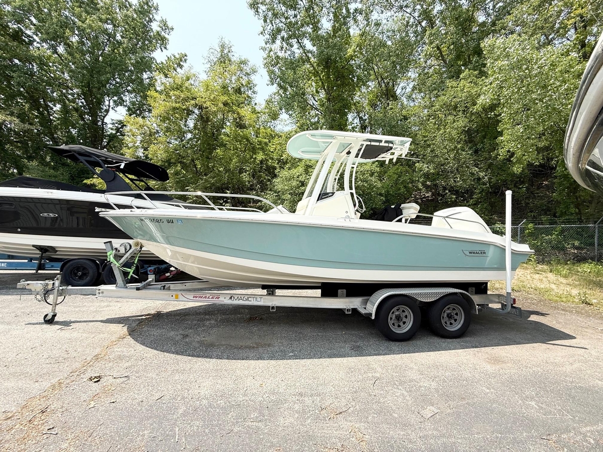 2022 Boston Whaler 220 Dauntless - Sold Boat