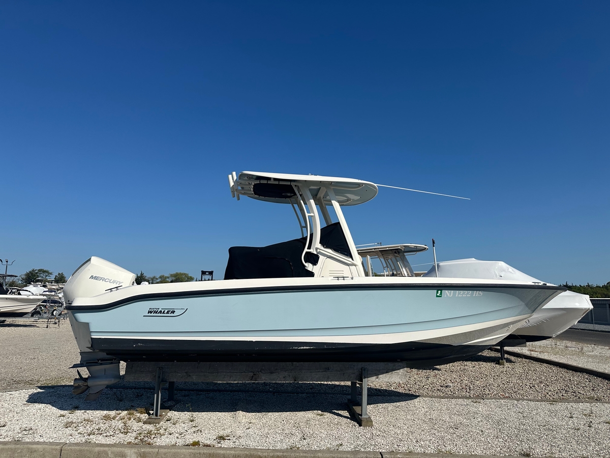 2023 Boston Whaler 220 DAUNTLESS - Sold Boat