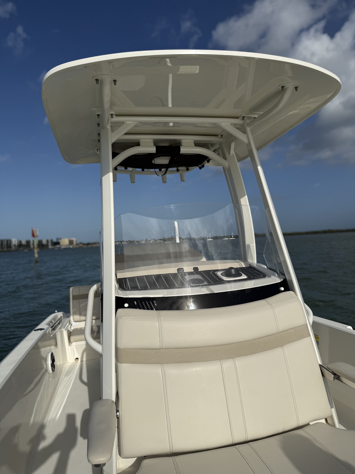 2023 Boston Whaler 220 DAUNTLESS - Sold Boat
