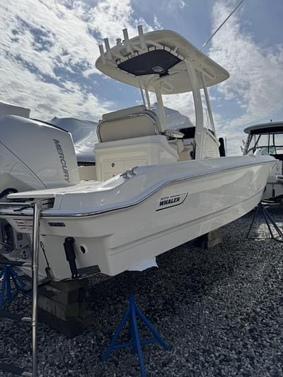 BOATZON | Boston Whaler 220 Dauntless 2025