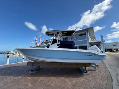 BOATZON | Boston Whaler 220 Dauntless 2027