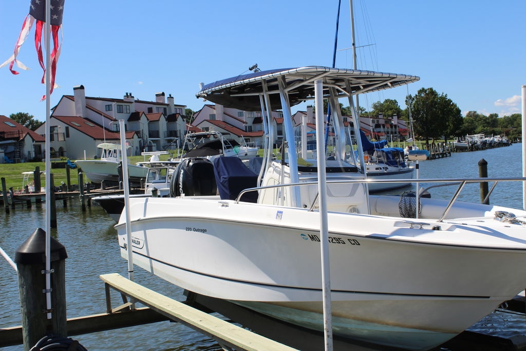 2009 Boston Whaler 220 OUTRAGE - Sold Boat
