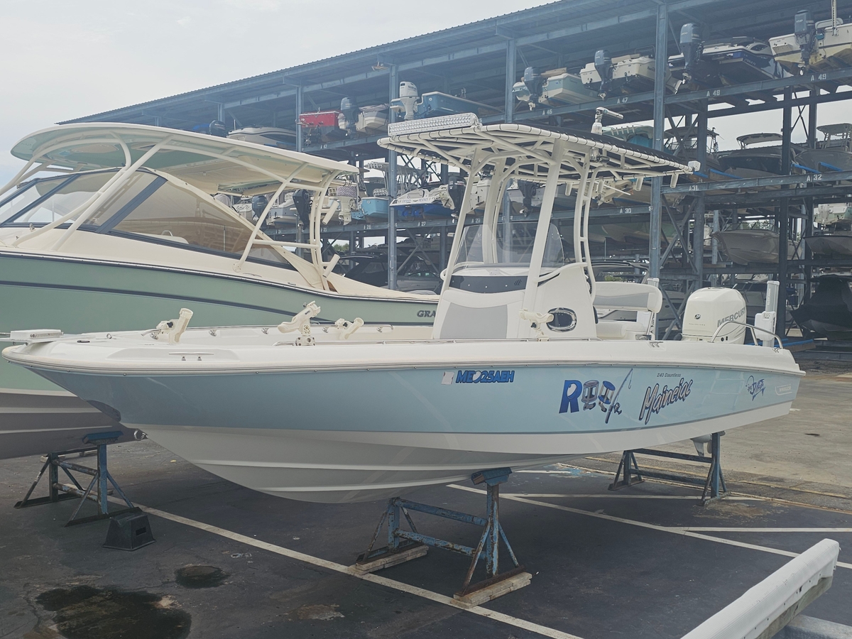 2016 Boston Whaler 240 Dauntless - Sold Boat