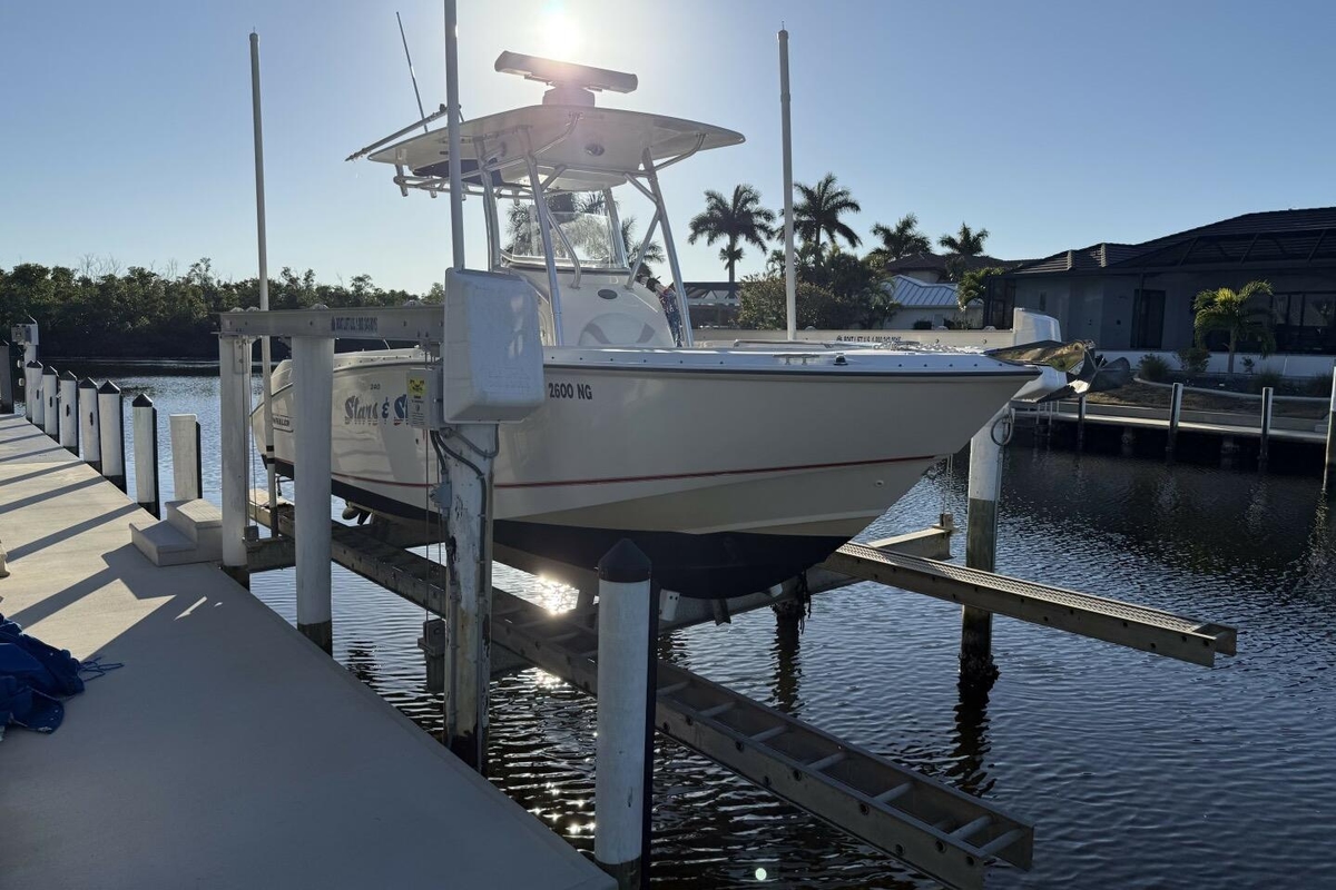2006 Boston Whaler 240 Outrage - Sold Boat