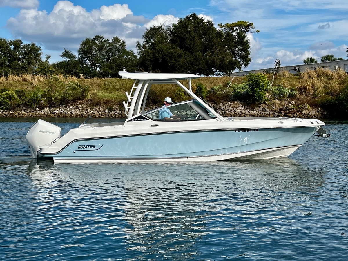 2025 Boston Whaler 240 VANTAGE - Sold Boat