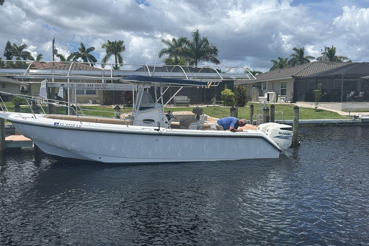 2000 Boston Whaler 260 Outrage - Sold Boat