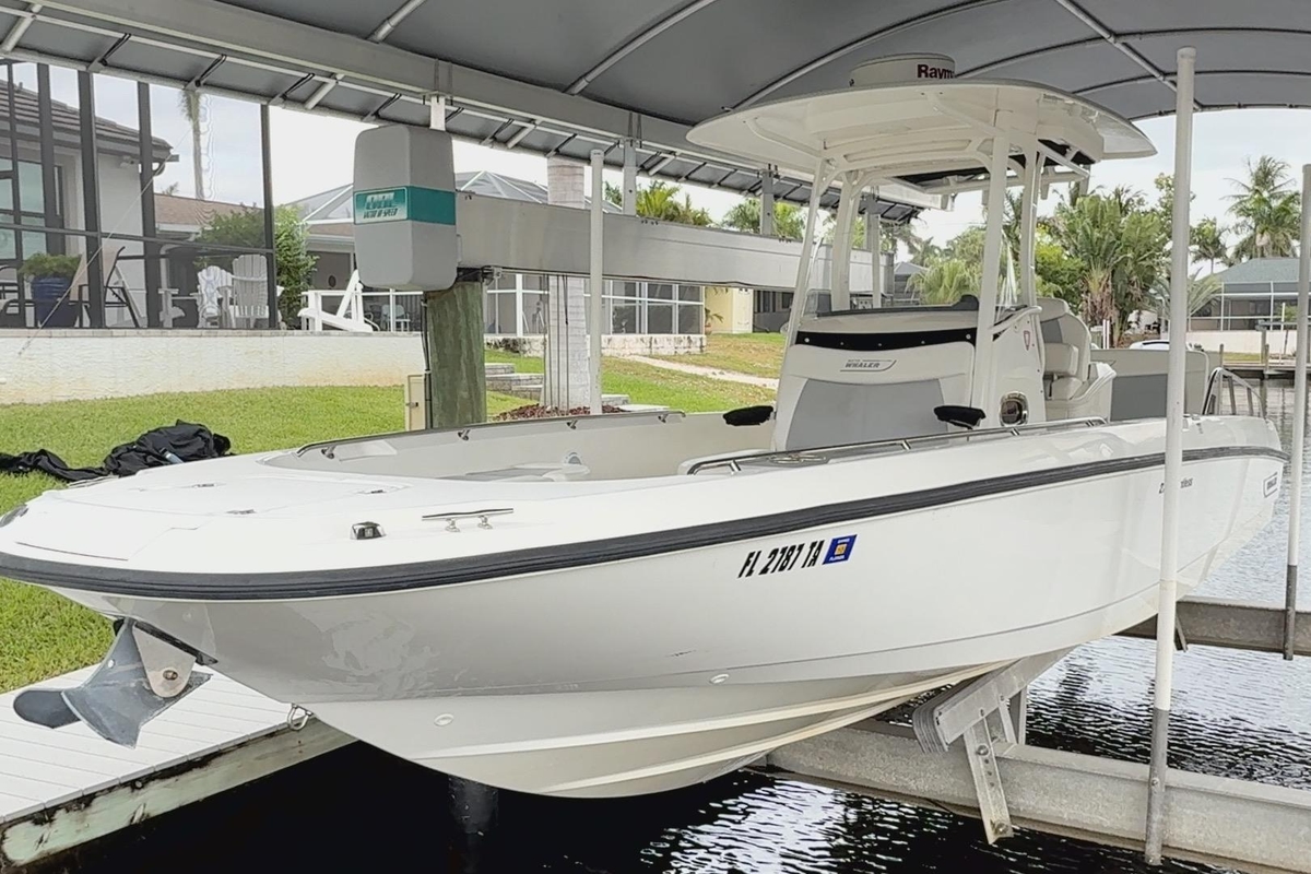 2015 Boston Whaler 270 Dauntless - Sold Boat