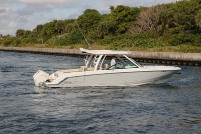 BOATZON | Boston Whaler 320 Vantage 2021