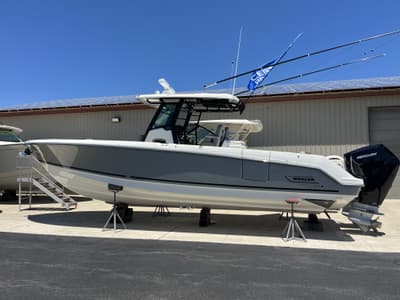 BOATZON | Boston Whaler 330 Outrage 2024