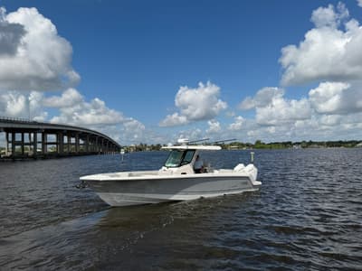 BOATZON | Boston Whaler 330 Outrage 2026
