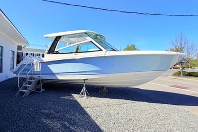 BOATZON | Boston Whaler 330 Vantage 2026