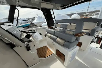 BOATZON | Boston Whaler 350 REALM 2025