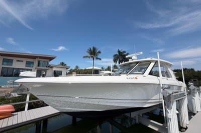 BOATZON | Boston Whaler 380 Realm 2022