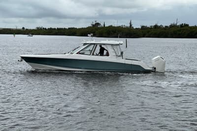 BOATZON | Boston Whaler 380 Realm 2024