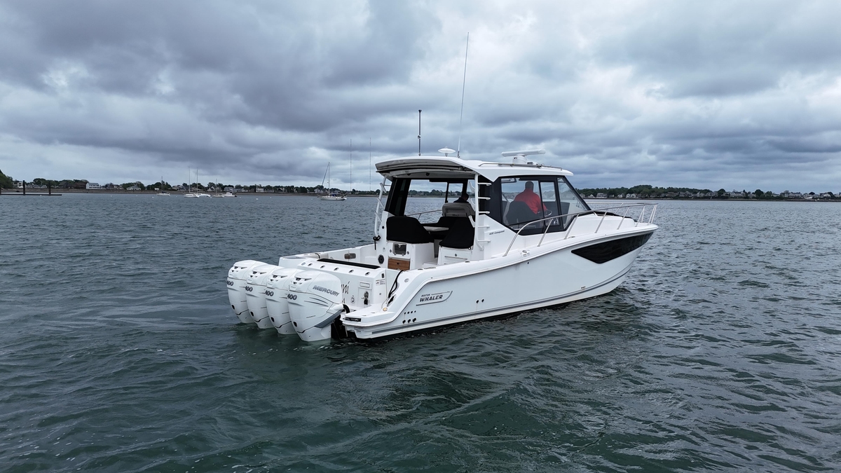 Boston Whaler 405 Conquest 2021